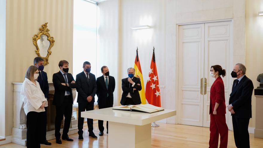La presidenta en compañía de los jugadores en la sala de recibimiento 