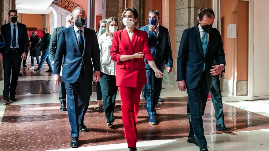 La presidenta llega al acto en compañía de los asistentes 