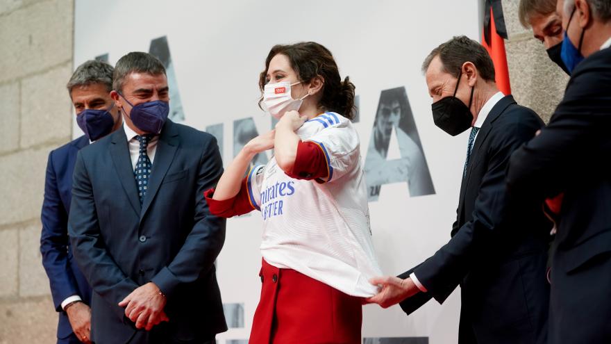 La presidenta mientras se pone la camiseta