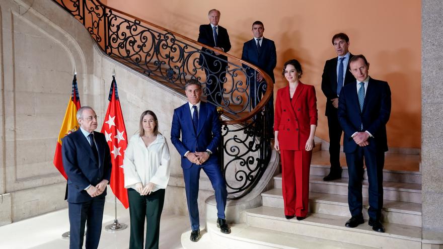 La presidenta junto a la consejera de Cultura y la Quinta del Buitre 