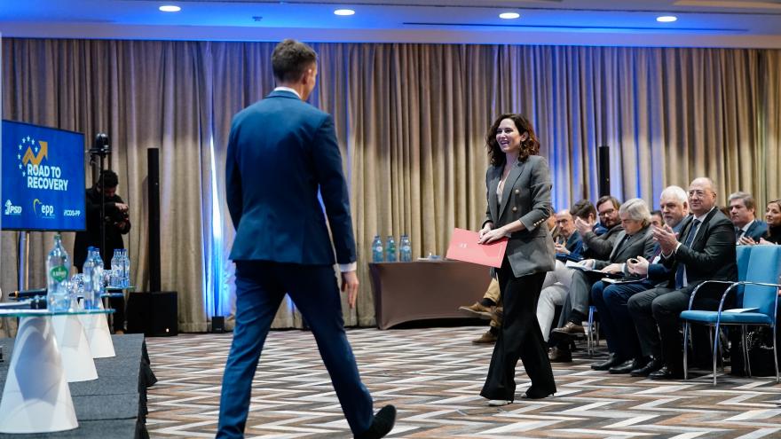 Díaz Ayuso advierte de que el reparto de los fondos europeos se está haciendo “de manera ideológica para transformar a conveniencia a la sociedad” La presidenta caminando hacia el atril