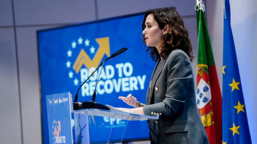 Díaz Ayuso advierte de que el reparto de los fondos europeos se está haciendo “de manera ideológica para transformar a conveniencia a la sociedad” La presidenta desde el atril durante su intervención