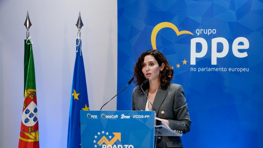 Díaz Ayuso advierte de que el reparto de los fondos europeos se está haciendo “de manera ideológica para transformar a conveniencia a la sociedad” La presidenta desde el atril durante su intervención