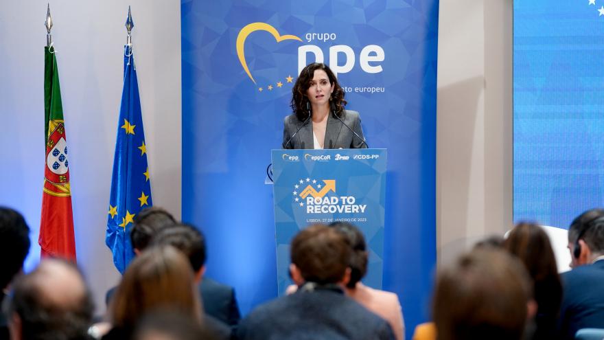 Díaz Ayuso advierte de que el reparto de los fondos europeos se está haciendo “de manera ideológica para transformar a conveniencia a la sociedad” La presidenta desde el atril durante su intervención