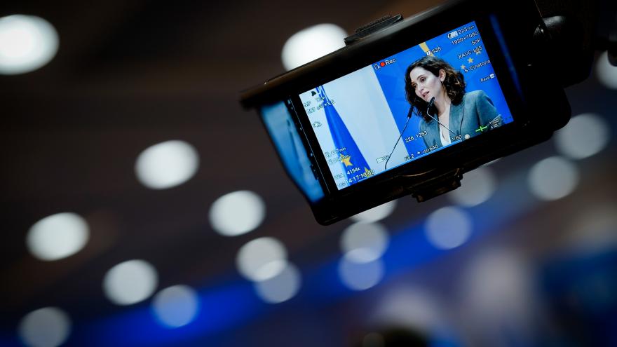 Díaz Ayuso advierte de que el reparto de los fondos europeos se está haciendo “de manera ideológica para transformar a conveniencia a la sociedad” La presidenta a través de una pantalla