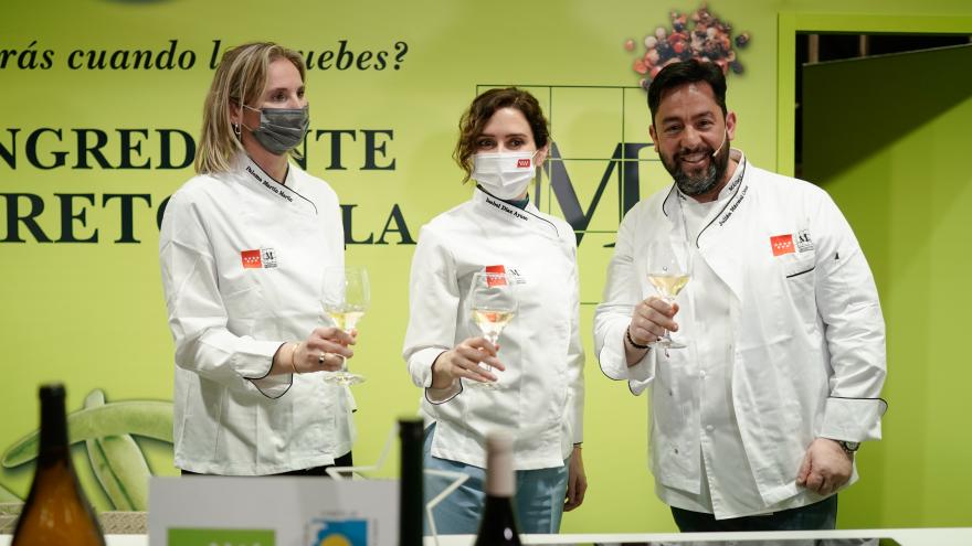 La presidenta junto al chef Julián Mármol y a la consejera Paloma Martín