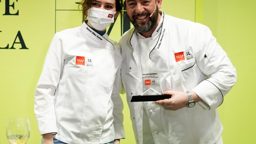 La presidenta junto al chef Julián Mármol, nuevo embajador del sello de garantía M Producto Certificado