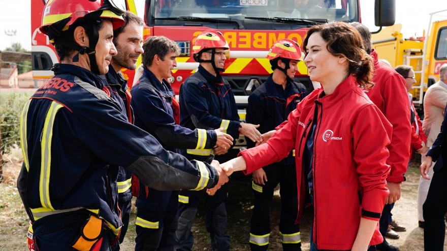 La presidenta saluda al equipo de emergencias