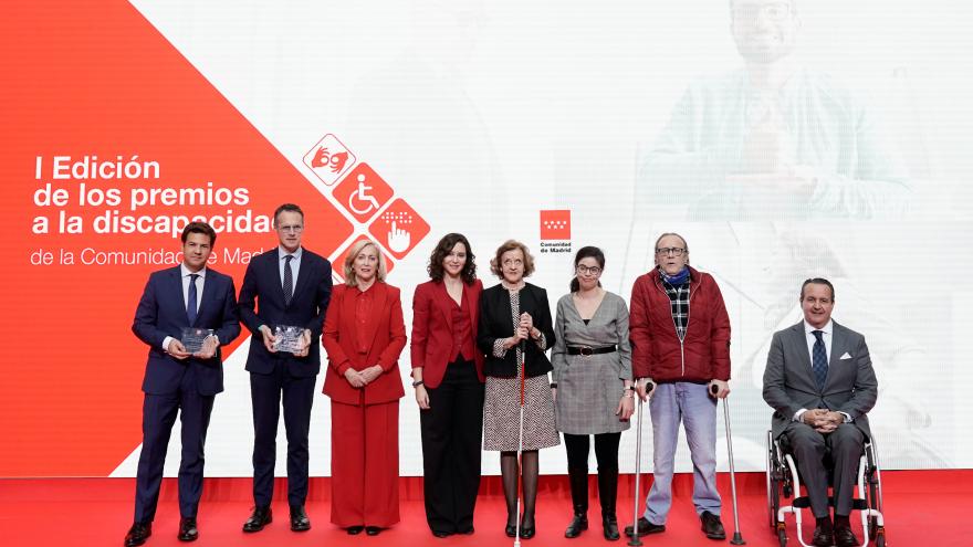 La presidenta acompañada de los galardonados 
