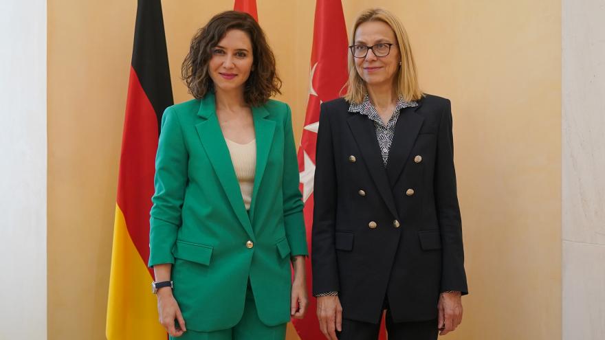 La presidenta junto a la embajadora
