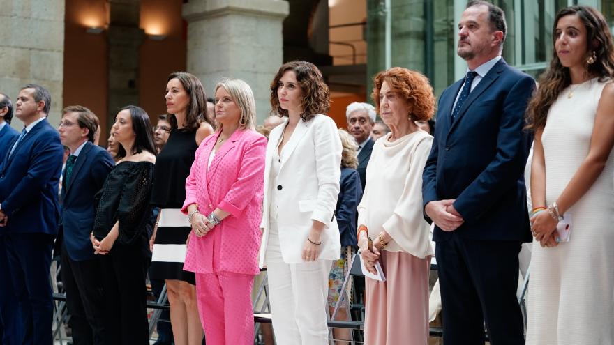 La presidenta junto a María del Mar Blanco y los reconocidos con el premio a la convivencia