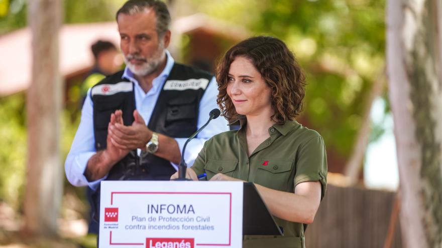 La presidenta presentando el plan en el atril 