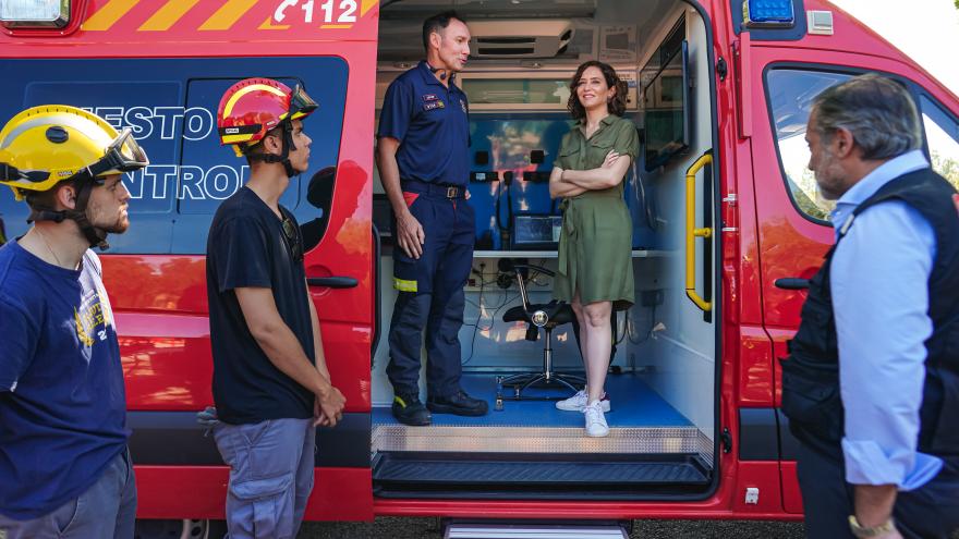 La presidenta en un camión de bomberos