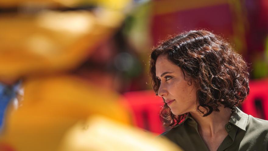 La presidenta observando la presentación