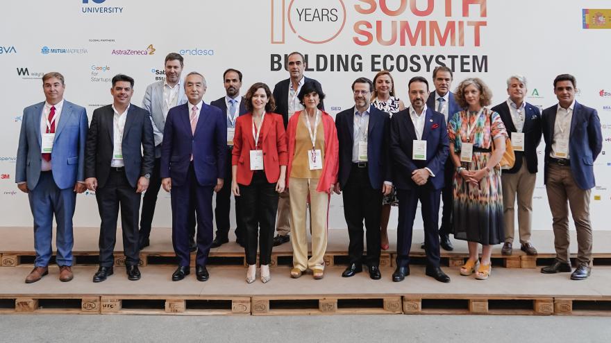 La presidenta con algunos de los asistentes al evento