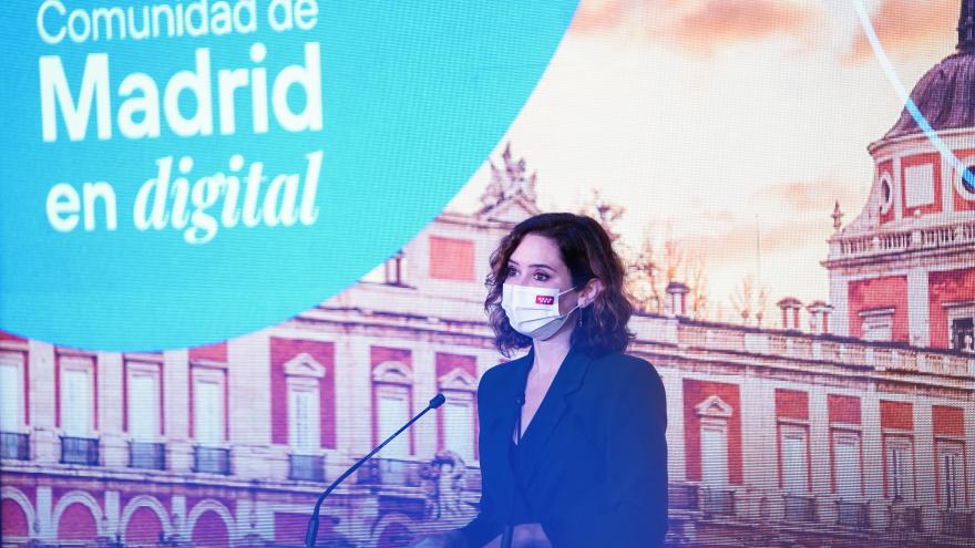 La presidenta sentada con un micrófono delante y con una mascarilla puesta