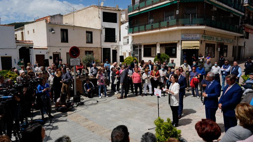 La presidenta durante su discurso rodeada de vecinos