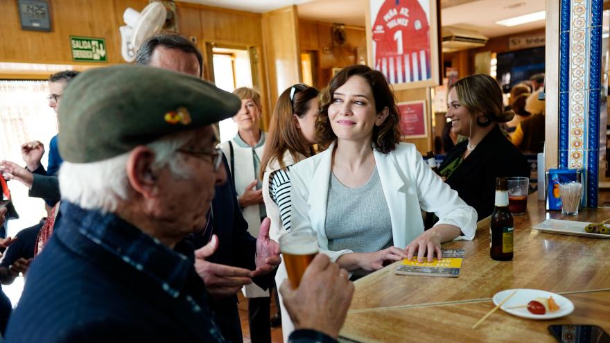 La presidenta en un bar junto a los vecinos