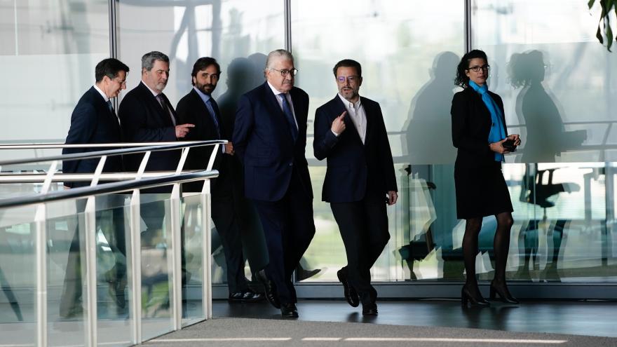 El consejero Javier Lasquetty durante la entrega del sello