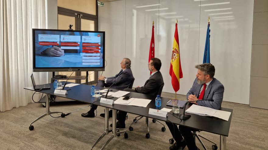 El consejero Lasquetty observando la pantalla de presentación