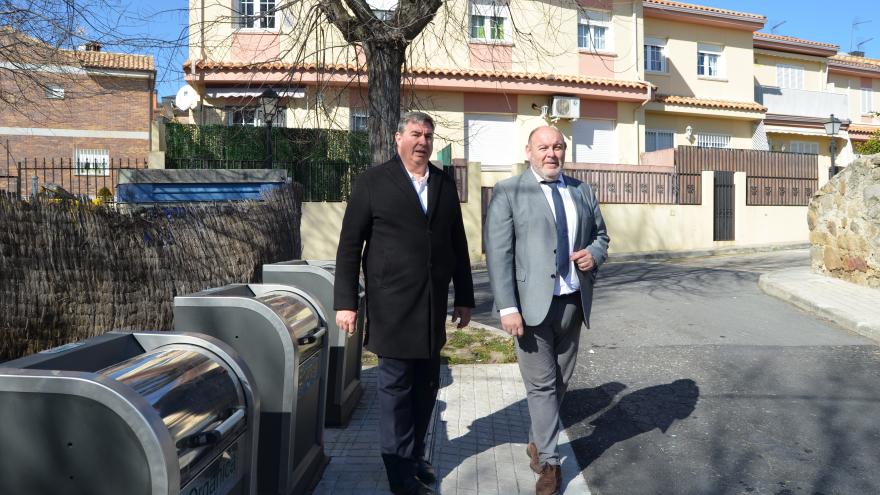 El viceconsejero caminando al lado de los potes de residuos