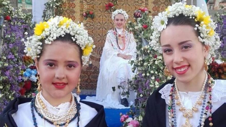 Una niñas durante las fiestas disfrazadas 