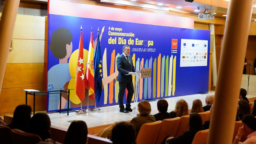 El consejero en el escenario