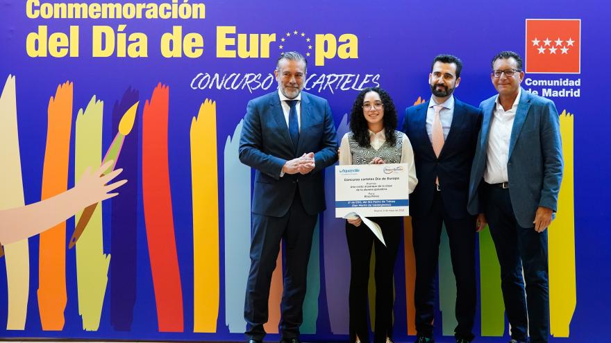 El consejero con los ganadores del concurso