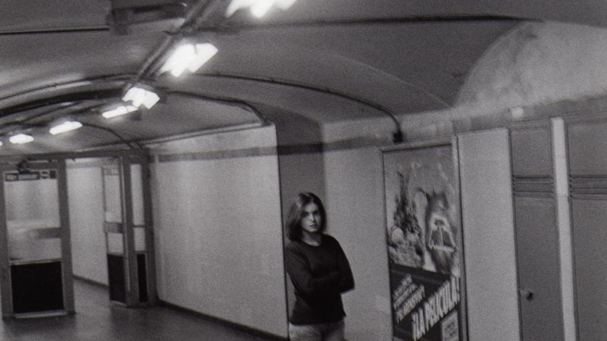 Persona de pie en un andén del metro