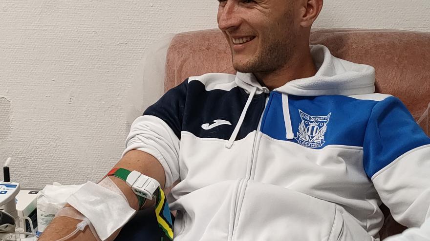 Jugador del Club Deportivo Leganés donando sangre