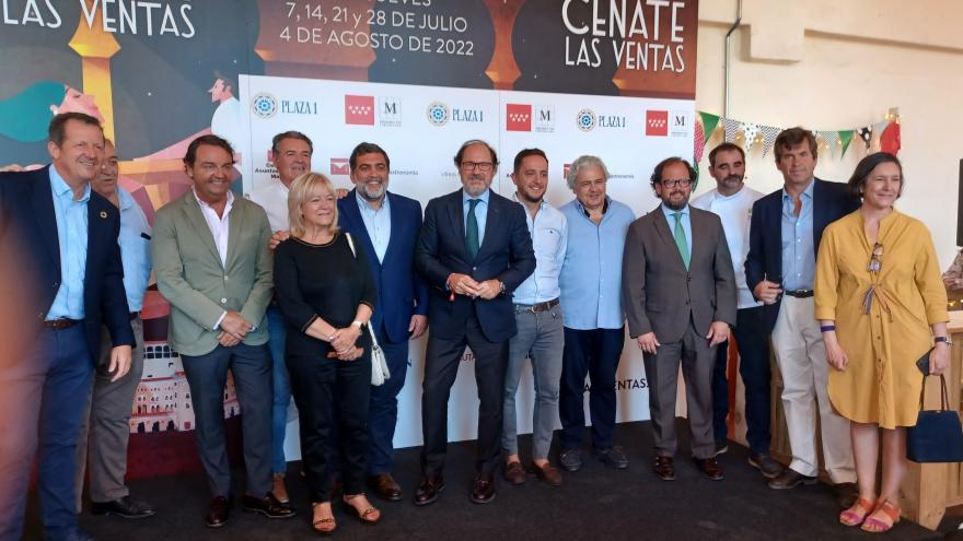 El viceconsejero Mariano González con otros asistentes y representantes del acto