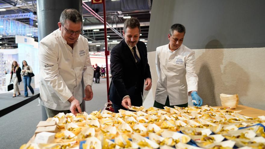 El consejero viendo las presentaciones de los restaurantes