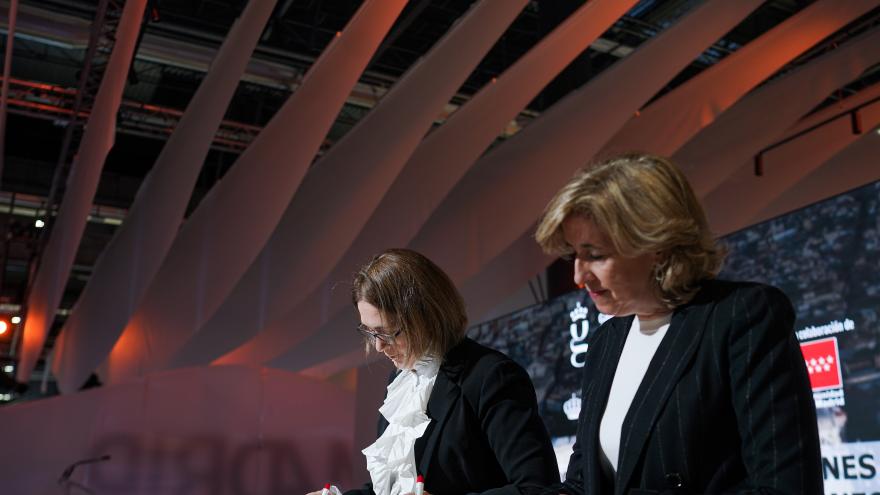 La consejera Marta Rivera firmando el protocolo de promoción