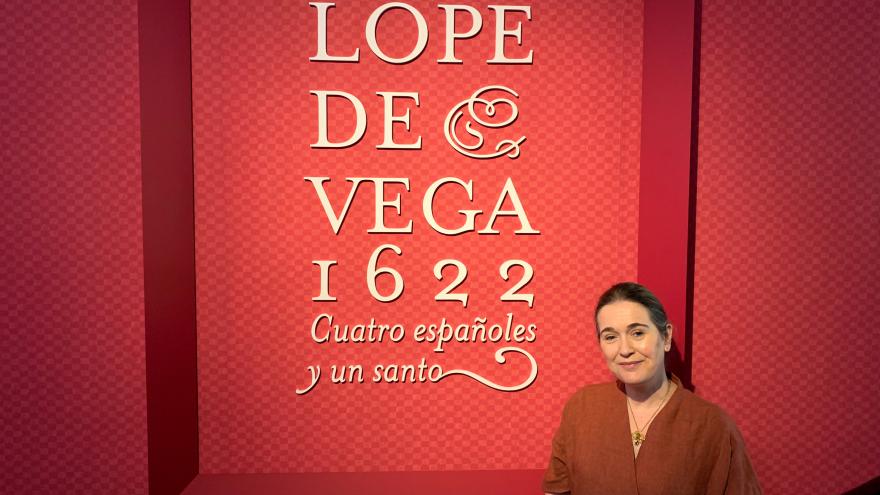 La consejera de Cultura, Marta Rivera, delante del cartel de la exposición