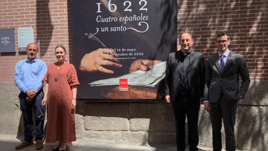 La consejera de Cultura, Marta Rivera, delante del cartel de la exposición
