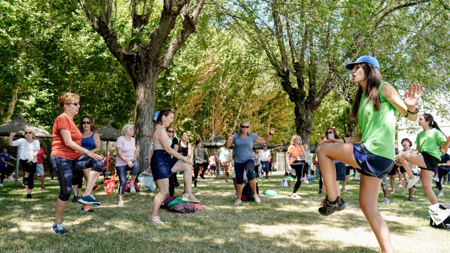 Una monitora entrena a un grupo de mujeres en un parque 