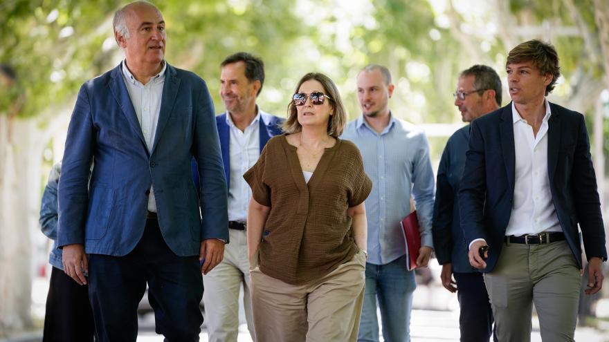La consejera Marta Rivera con otras personas caminando por el parque