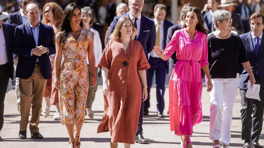La Reina Letizia camina por la feria junto a la consejera Marta Rivera