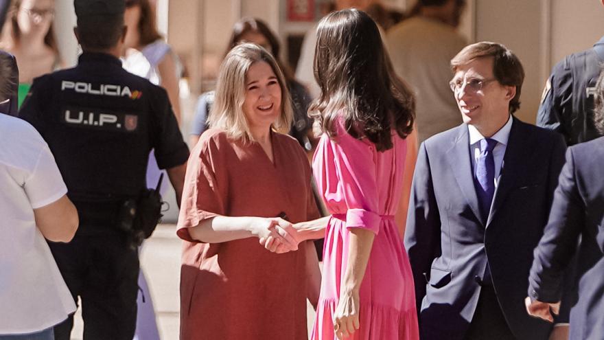 La Reina Letizia le da la mano a la consejera Marta Rivera