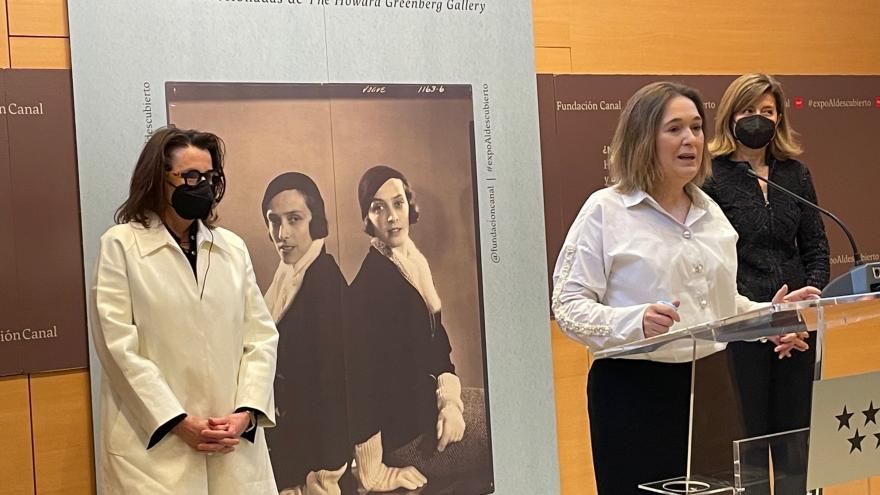 La consejera, desde el atril, durante la presentación de la exposición