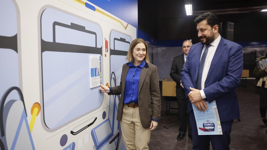 La consejera Marta Rivera pone una de las citas en una pared