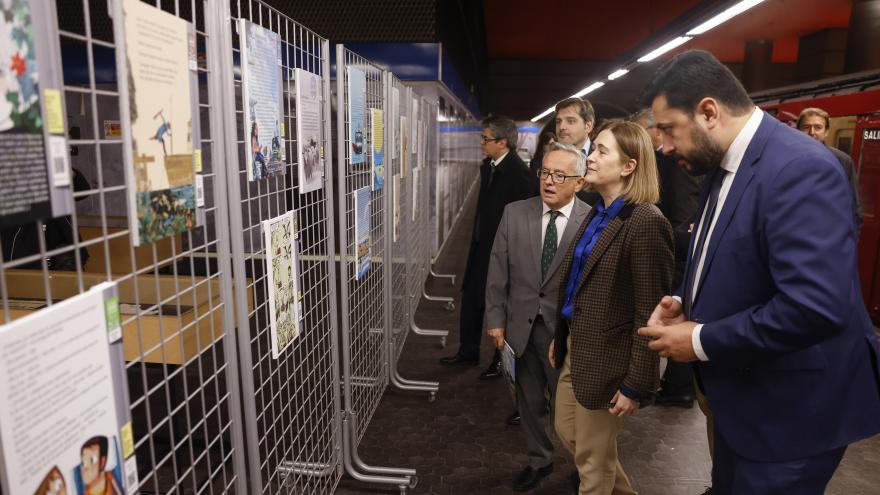 La consejera Marta Rivera leyendo algunas citas en una pared