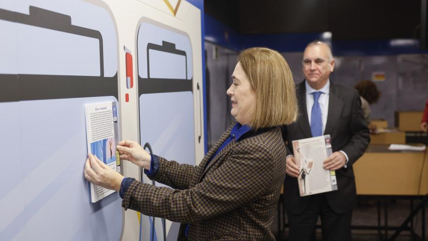 La consejera Marta Rivera pone una de las citas en una pared
