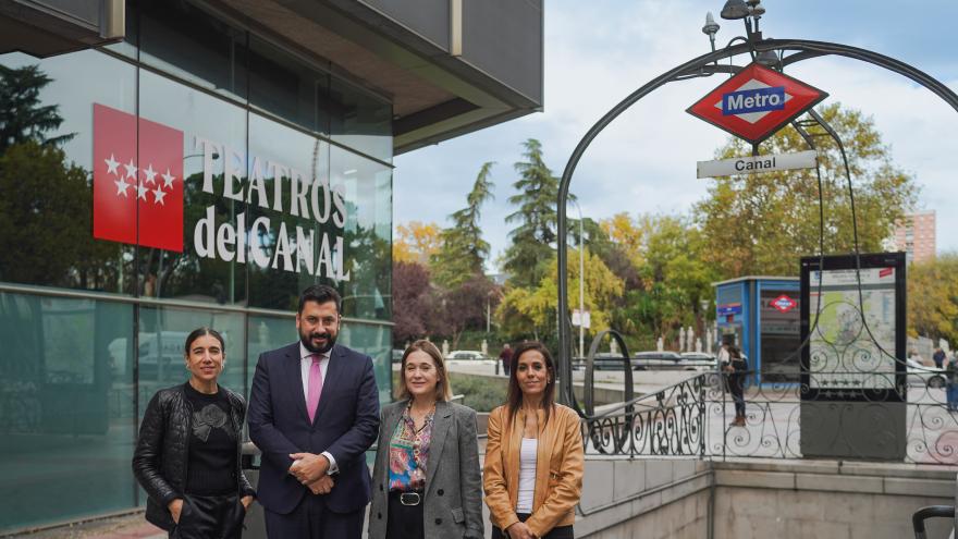 Las consejera con el viceconsejero en la entrada del metro