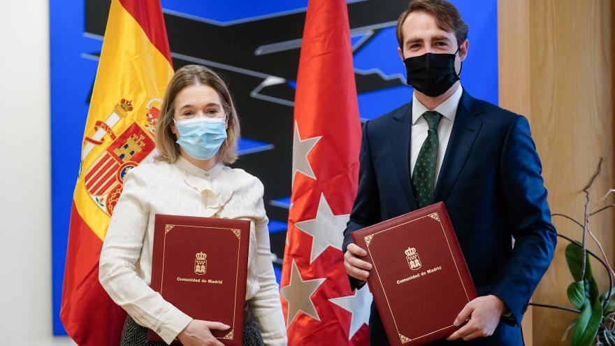 La consejera de Deporte, Marta Rivera, y el presidente de la Asociación de Campos de Golf de Madrid, Íñigo Garamendi, mostrando el acuerdo
