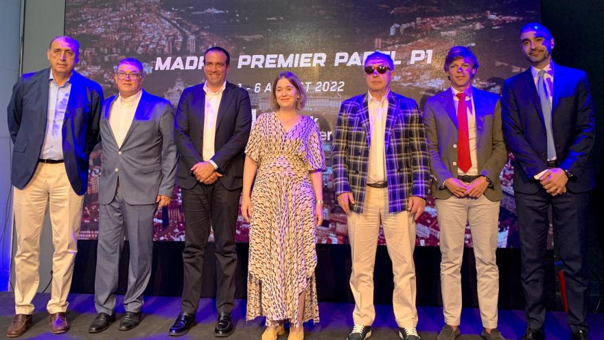 La consejera Marta Rivera en la tarima con otros asistentes al acto de presentación del Madrid Premier Padel