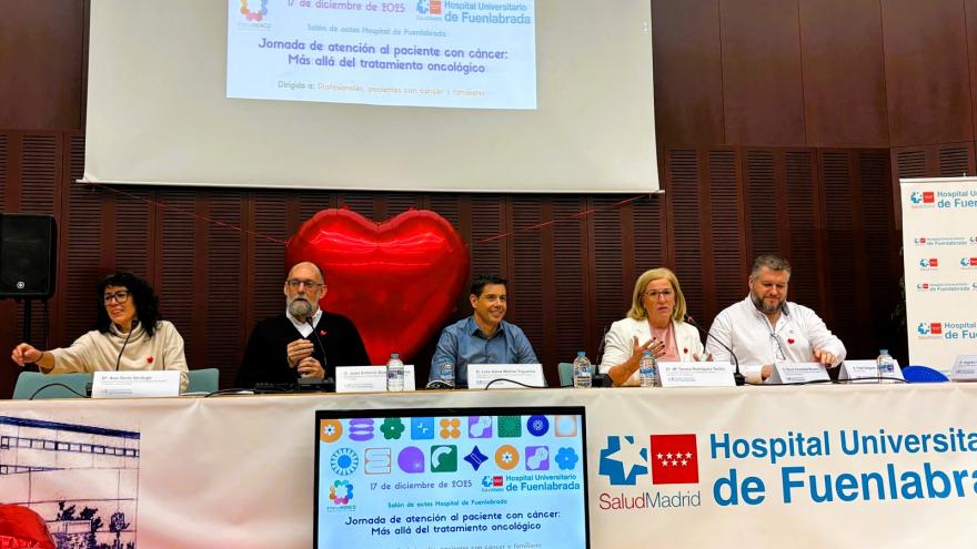 Mesa de debate formada por profesionales Personas en una mesa de debate