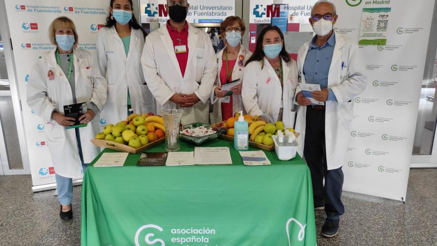 Personal sanitarios y voluntarios a las puertas del Hospital de Fuenlabrada