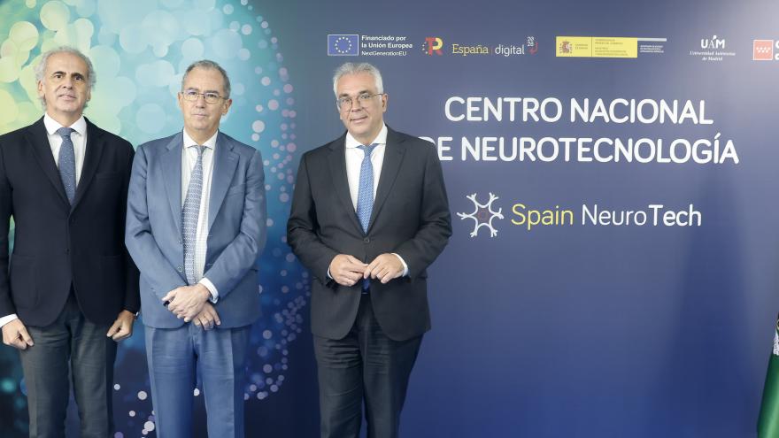 El vicepresidente y dos consejeros durante la firma del protocolo