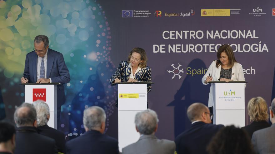 El vicepresidente con la ministra durante la firma del protocolo